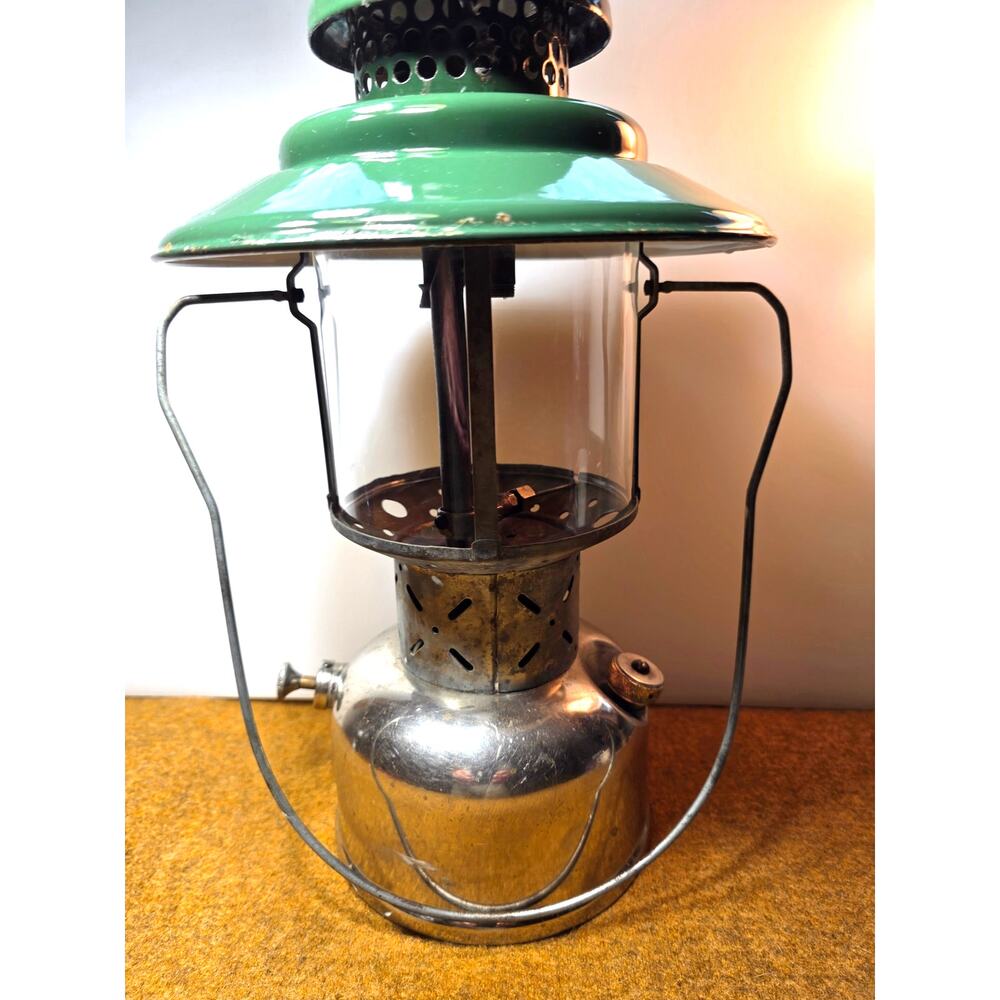 Vitage Coleman Model 228 version D lantern 1947 original globe